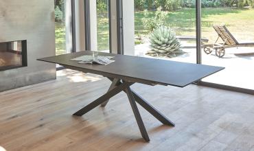 Tables en céramique contemporaine aux pieds métalliques et design