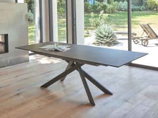Tables en céramique contemporaine aux pieds métalliques et design